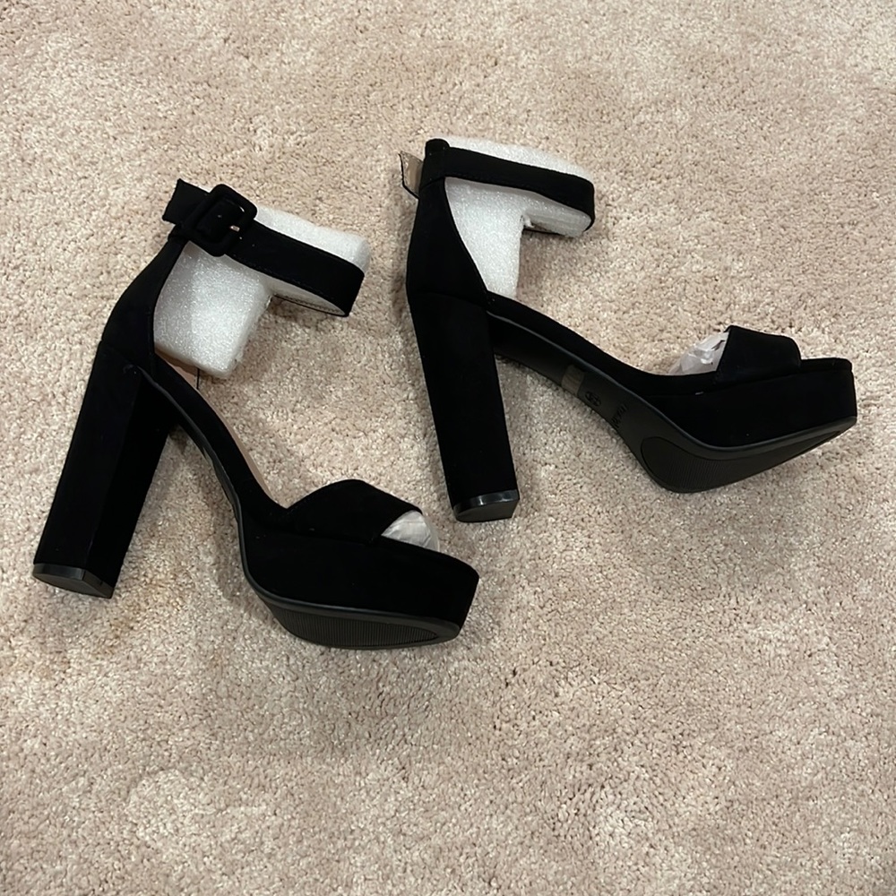 NWT Dream Pairs Suede Platform Pump